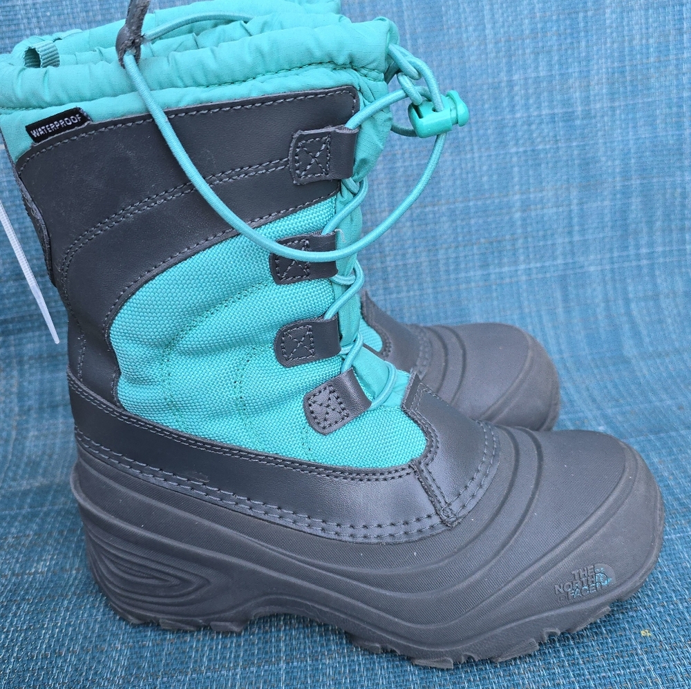 The North Face Alpenglow IV Children snow boots, size 2